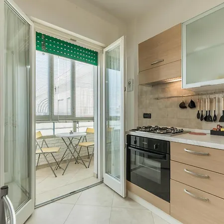 Poppy's Flat - 10 Min From & Train Station 아파트 *