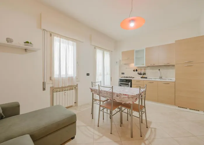 아파트 Poppy's Flat - 10 Min From & Train Station *