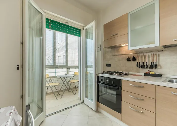 Poppy's Flat - 10 Min From & Train Station 아파트 *