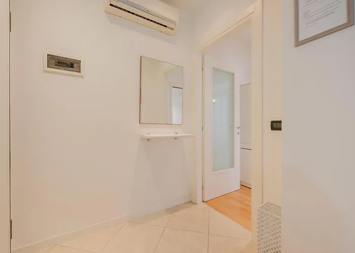 Poppy's Flat - 10 Min From & Train Station 아파트 *