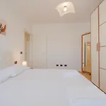 Poppy's Flat - 10 Min From & Train Station Apartment