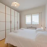 Apartment Poppy's Flat - 10 Min From & Train Station *