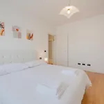 Apartment Poppy's Flat - 10 Min From & Train Station