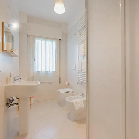 Poppy's Flat - 10 Min From & Train Station *