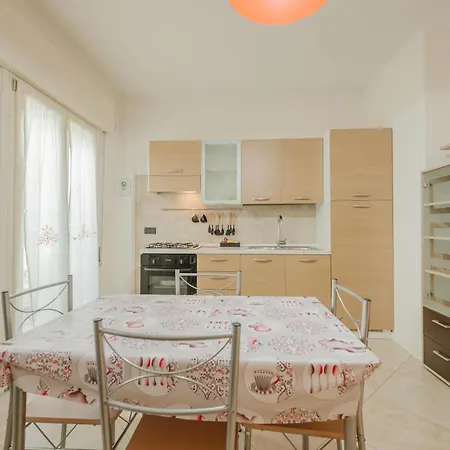 아파트 Poppy's Flat - 10 Min From & Train Station *