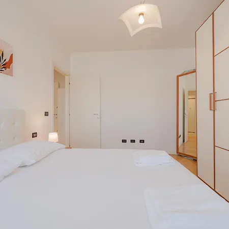 Poppy's Flat - 10 Min From & Train Station Apartament