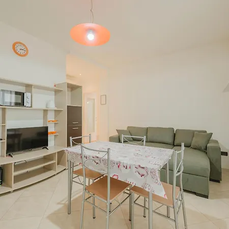 Poppy's Flat - 10 Min From & Train Station ונציה
