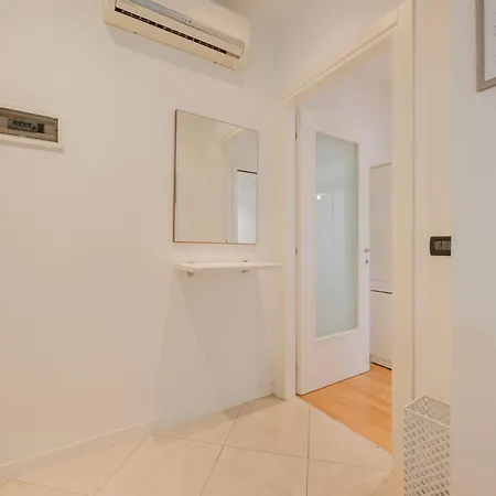 Poppy's Flat - 10 Min From & Train Station Apartament *