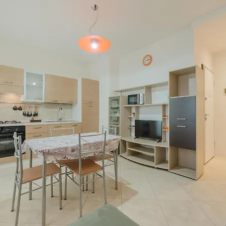 Poppy's Flat - 10 Min From & Train Station דירה
