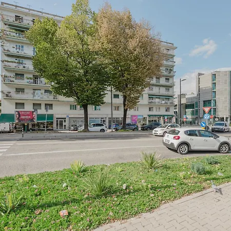 Poppy's Flat - 10 Min From & Train Station דירה