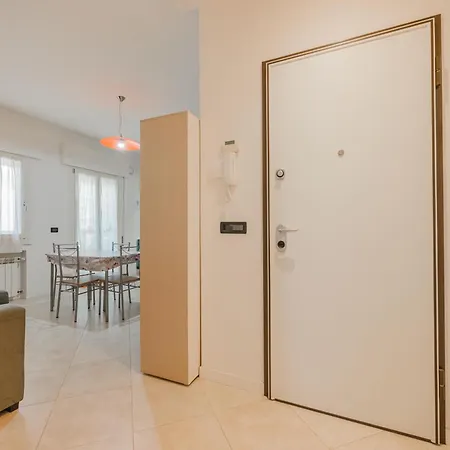 Poppy's Flat - 10 Min From & Train Station דירה