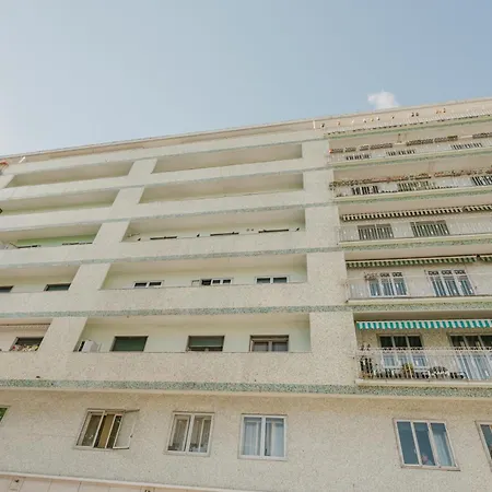 Poppy's Flat - 10 Min From & Train Station דירה