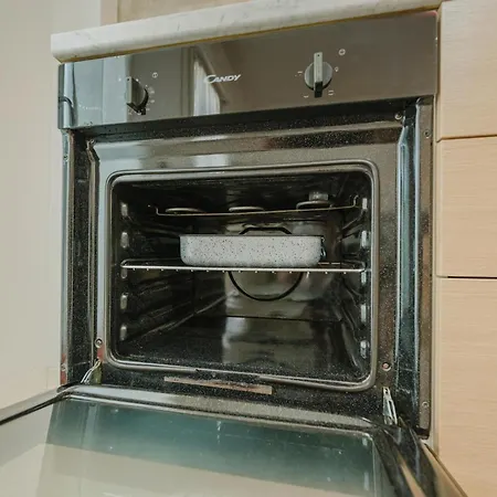 Poppy's Flat - 10 Min From & Train Station דירה *