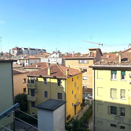 Poppy's Flat - 10 Min From & Train Station דירה ונציה