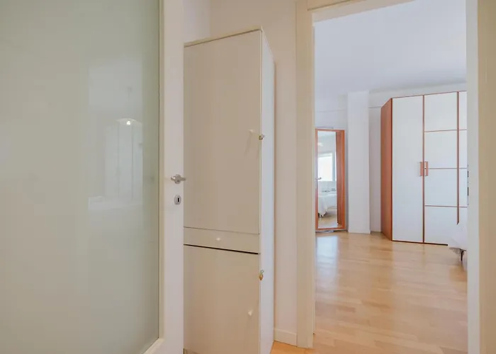 Poppy's Flat - 10 Min From & Train Station