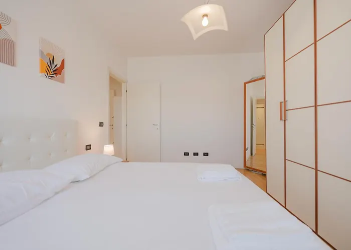 Poppy's Flat - 10 Min From & Train Station דירה