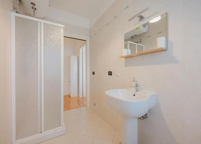 Poppy's Flat - 10 Min From & Train Station דירה