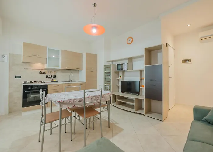 Poppy's Flat - 10 Min From & Train Station דירה