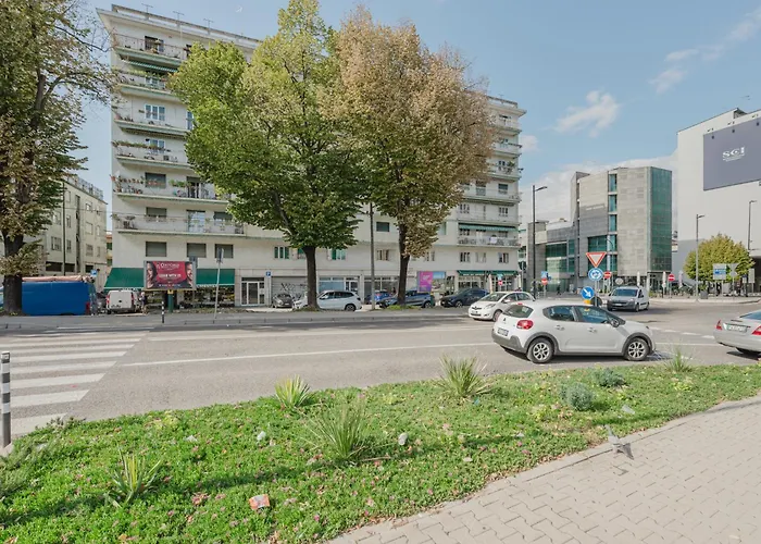 Poppy's Flat - 10 Min From & Train Station דירה