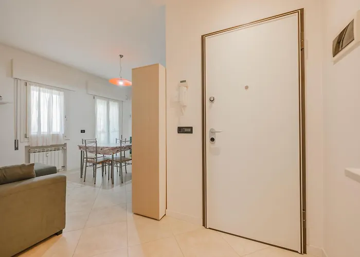 Poppy's Flat - 10 Min From & Train Station דירה