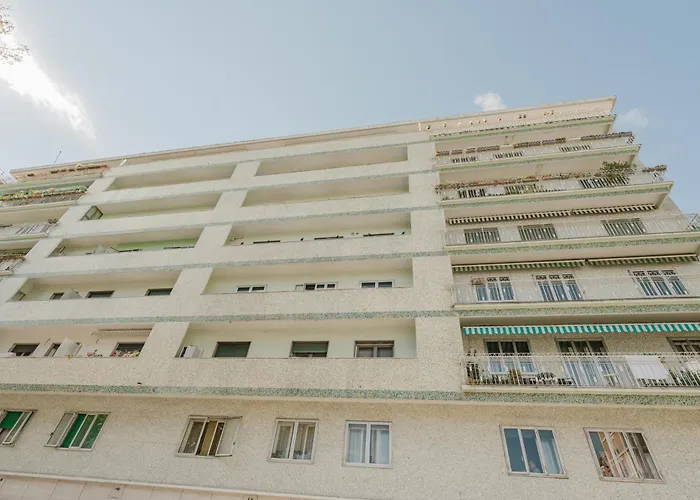 Poppy's Flat - 10 Min From & Train Station דירה