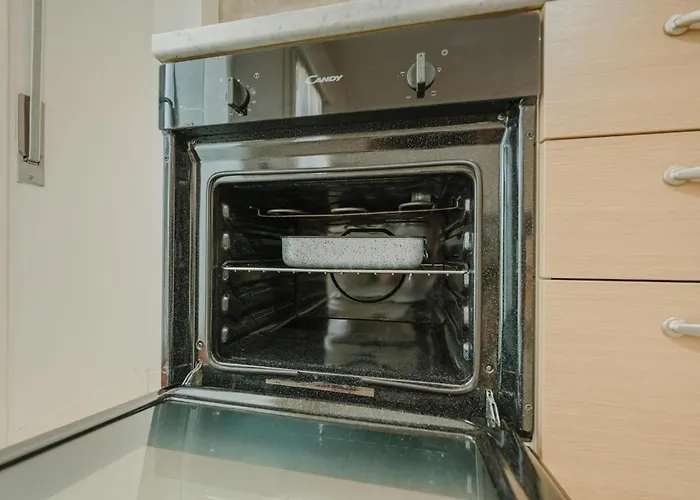 Poppy's Flat - 10 Min From & Train Station דירה *