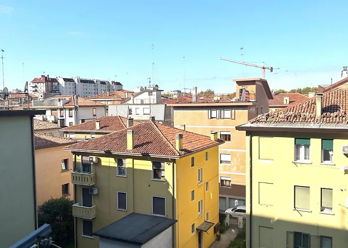 Poppy's Flat - 10 Min From & Train Station דירה ונציה