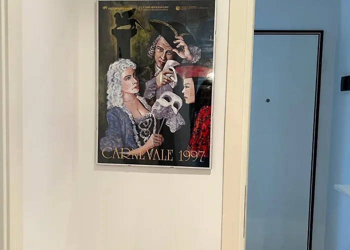 Poppy's Flat - 10 Min From & Train Station דירה