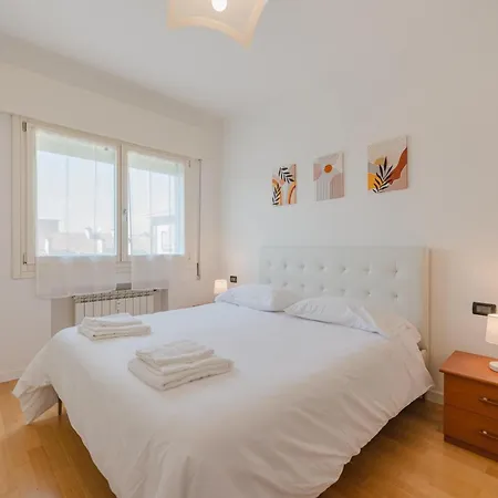 Poppy's Flat - 10 Min From & Train Station