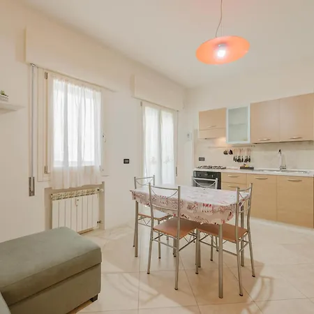 Apartmán Poppy's Flat - 10 Min From & Train Station *