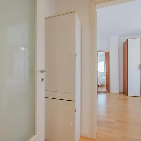 Poppy's Flat - 10 Min From & Train Station