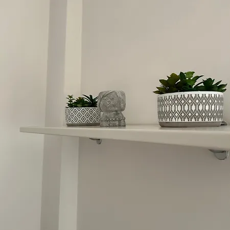 Poppy's Flat - 10 Min From & Train Station Apartamento Venecia