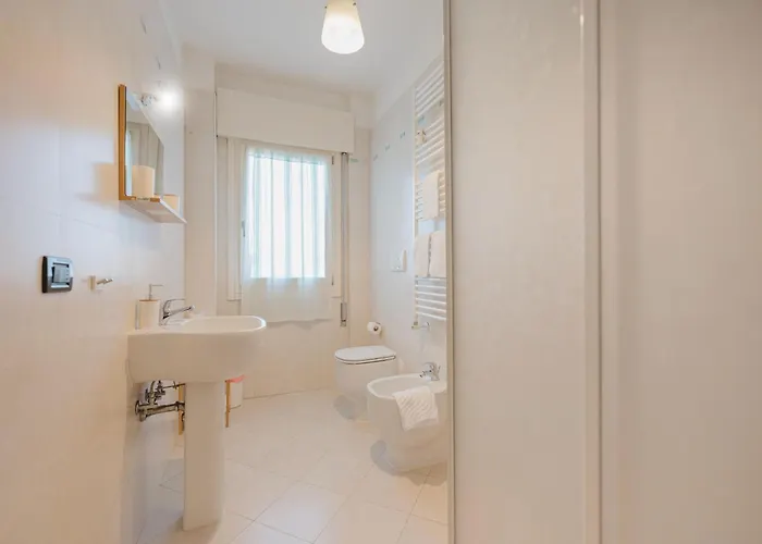 Poppy's Flat - 10 Min From & Train Station *